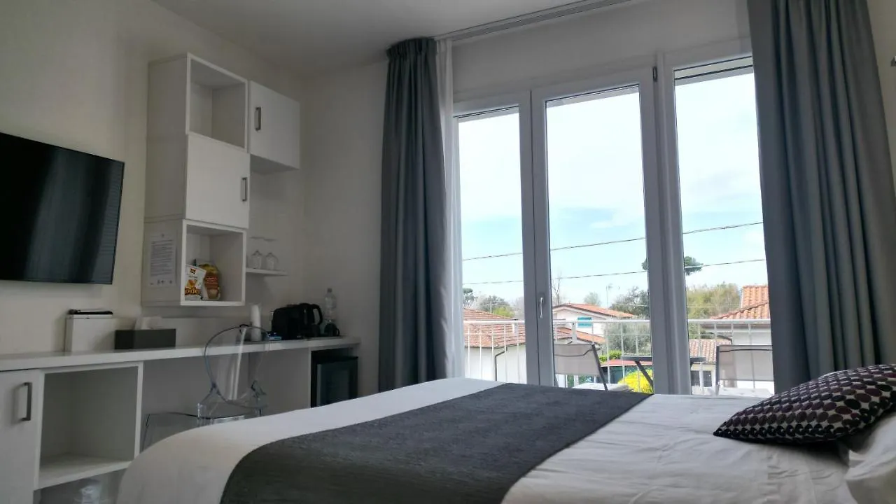 La Brise Hotel Marina di Pietrasanta 0*,  Italy